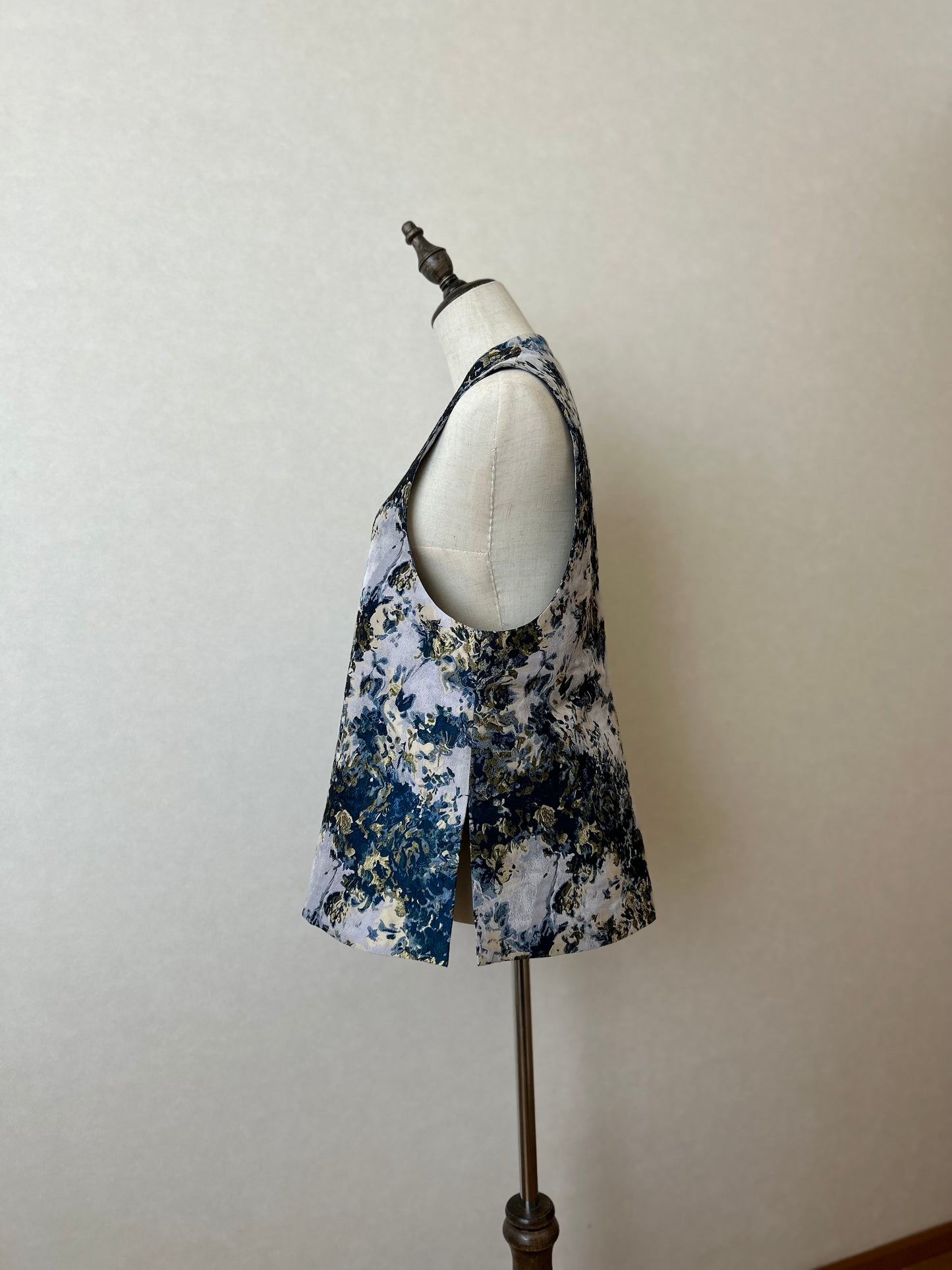 Pullover vest01 ー Blue tiger eye