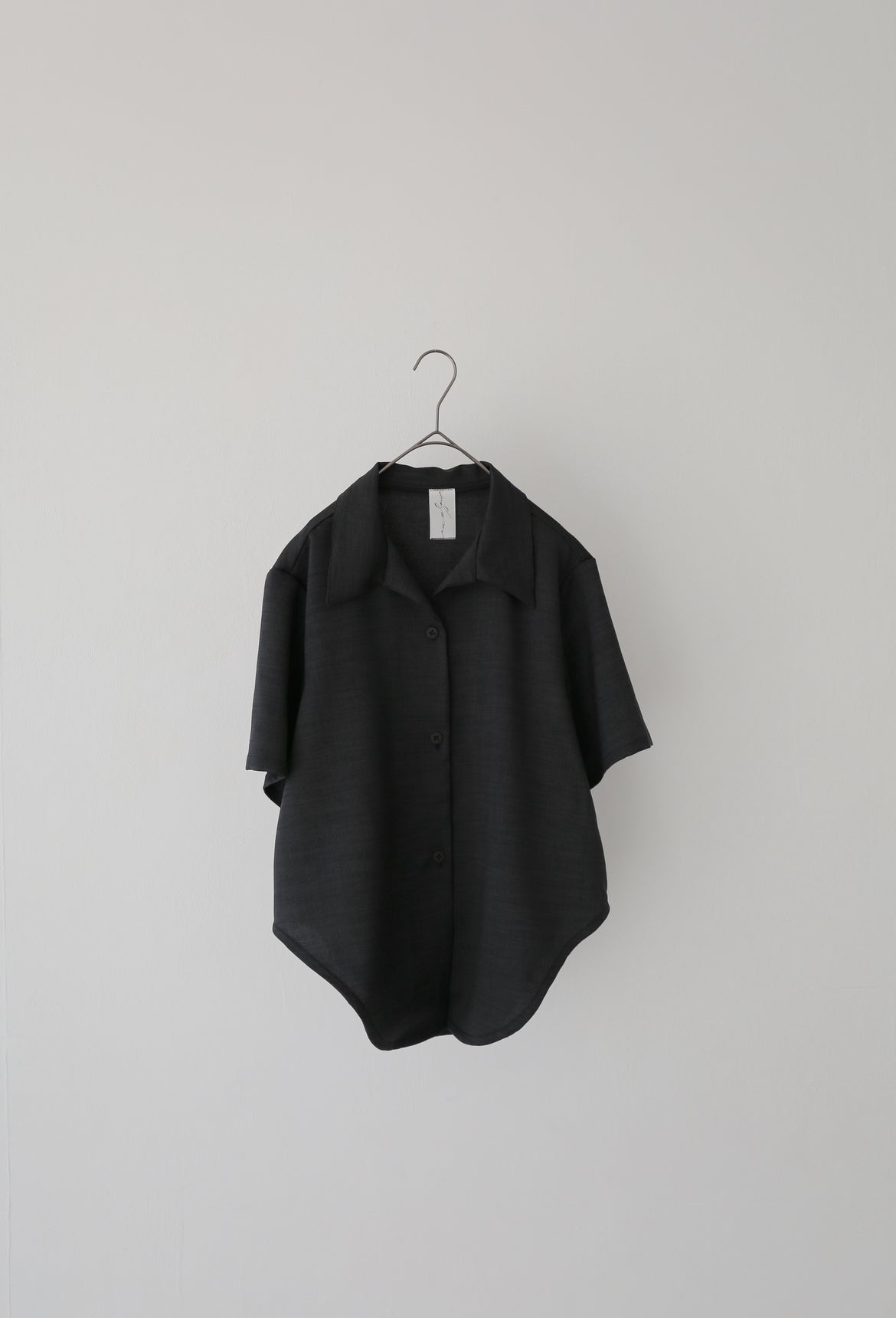 [Pre-order] Cool curve shirt